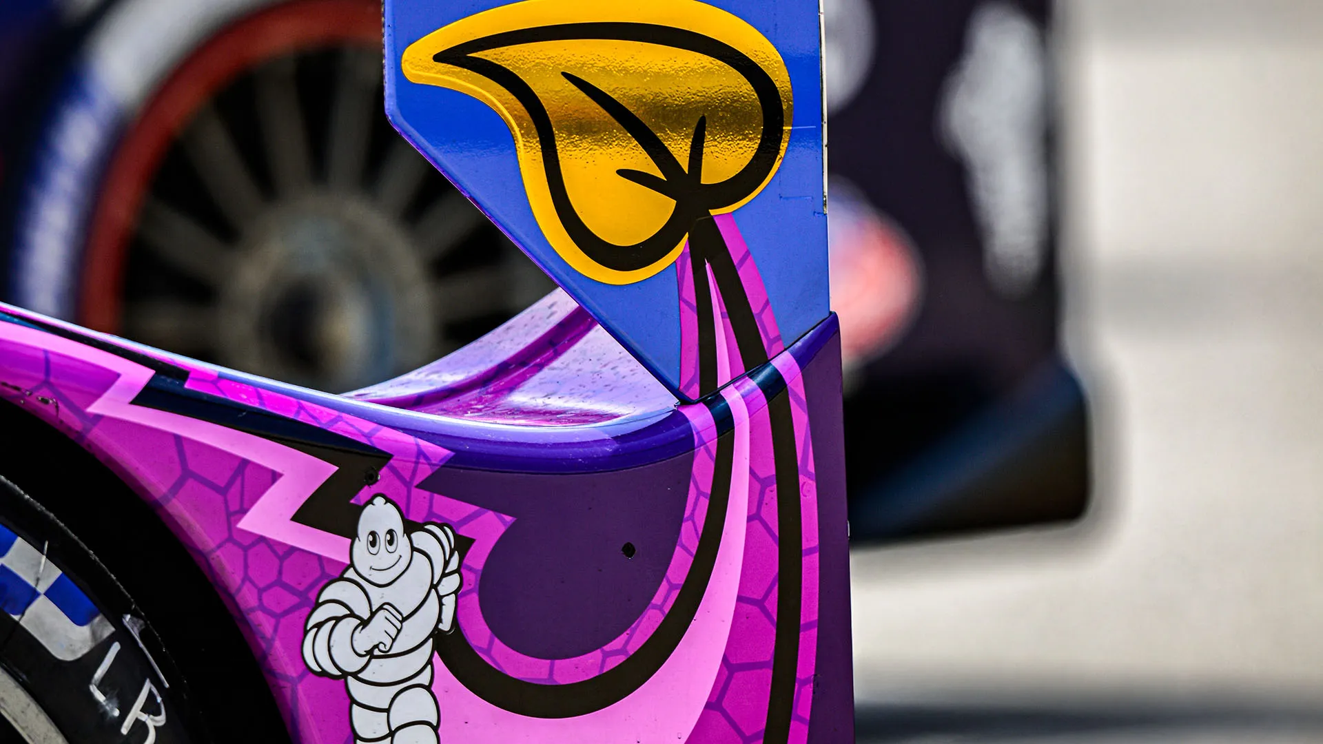 Oltre che bella, l'auto è anche molto veloce...
