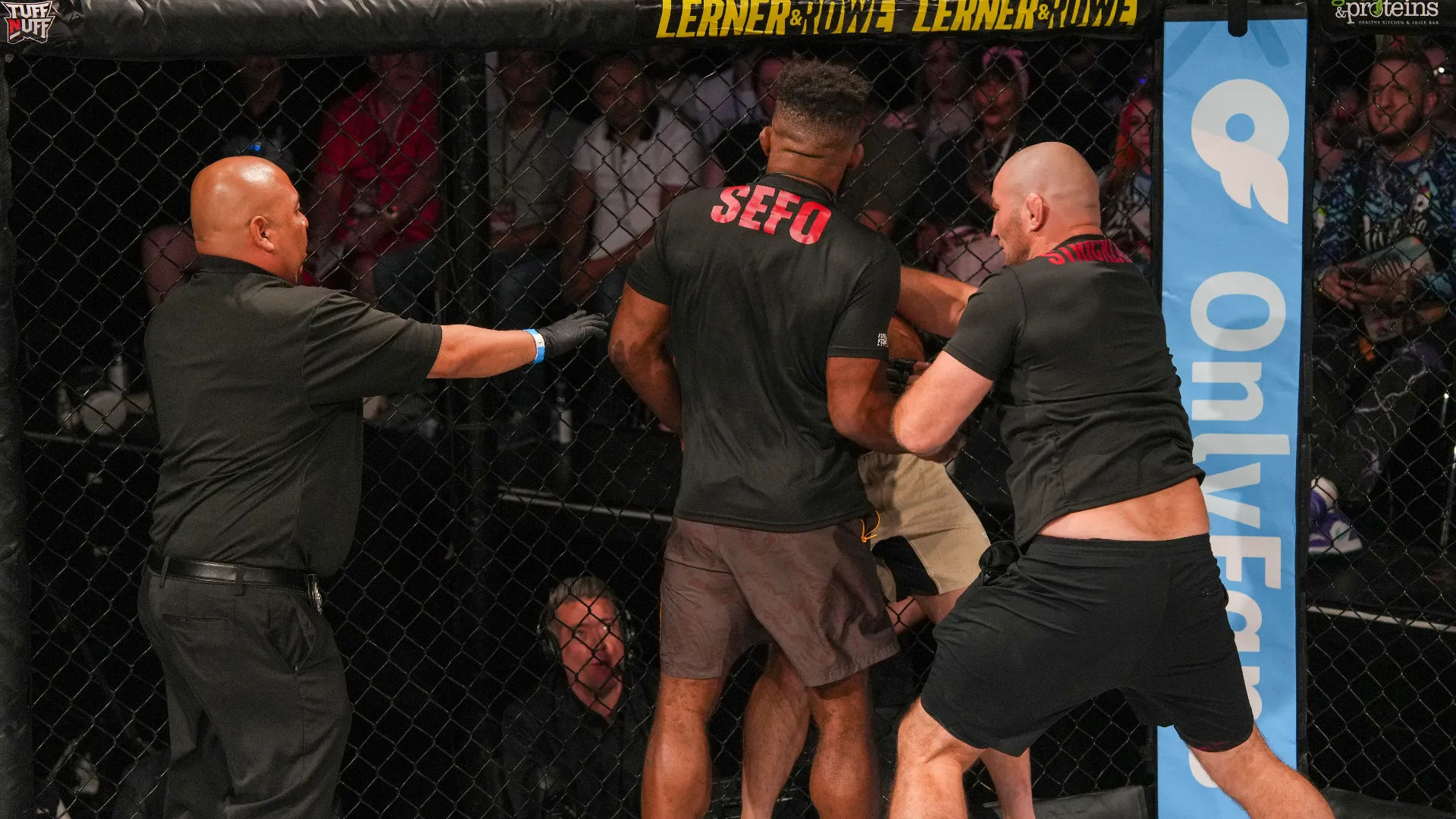 Strickland e Curtis sono saltati nella gabbia improvvisamente
