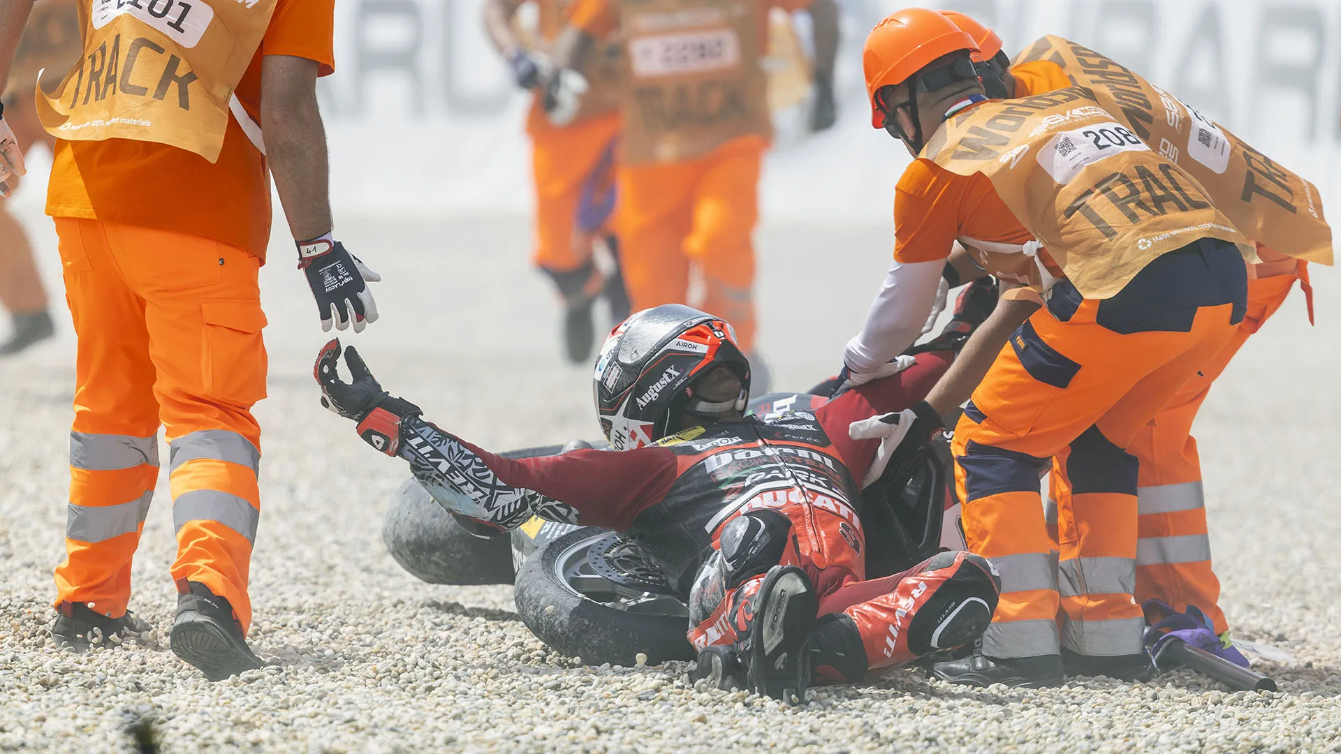 Maxi caduta nella gara di moto: tre piloti finiscono in ospedale