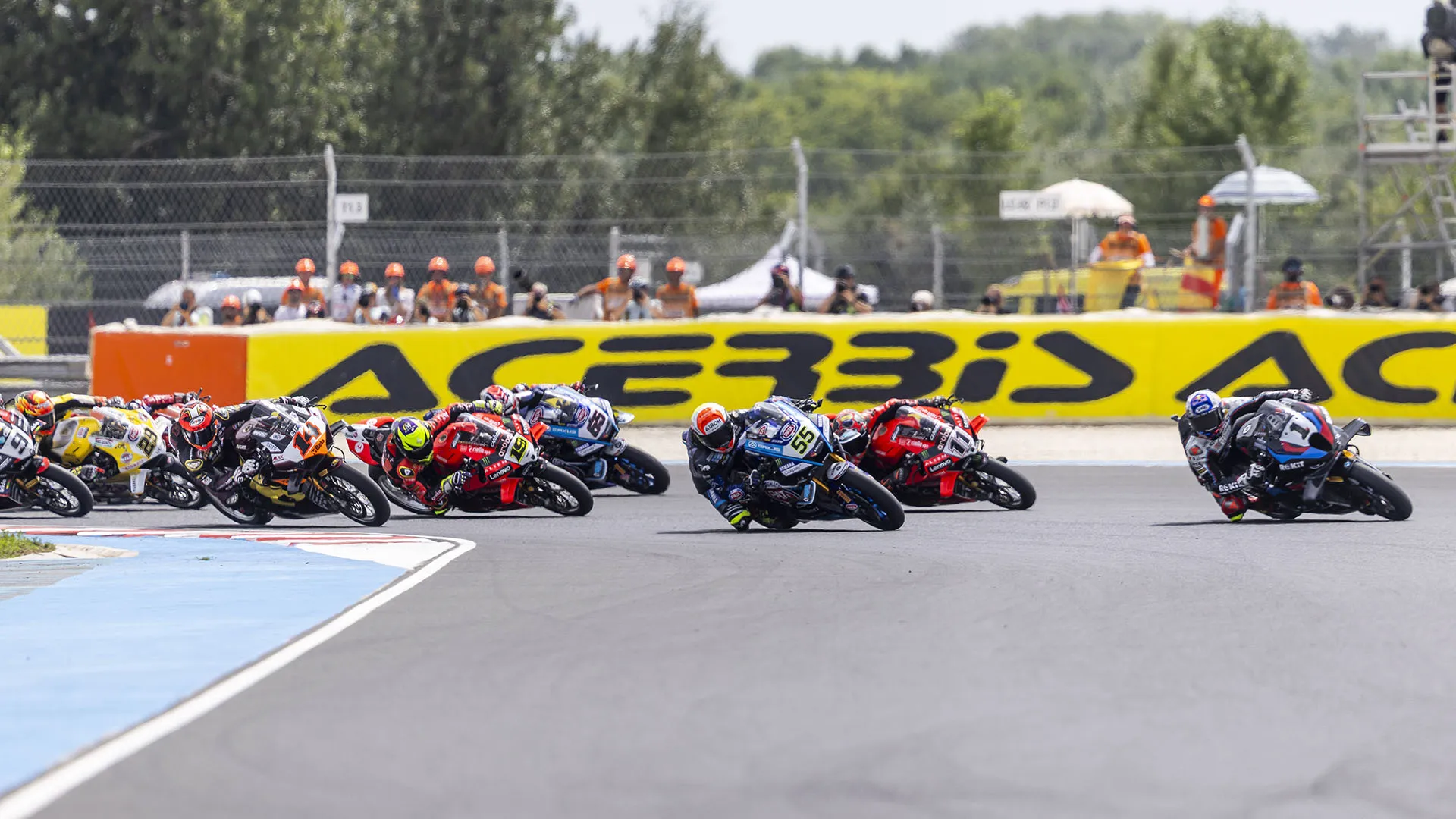 Subito dopo la partenza, Andrea Iannone ha causato un maxi incidente alla prima curva