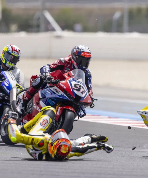 Maxi caduta nella gara di moto: tre piloti finiscono in ospedale. Le foto