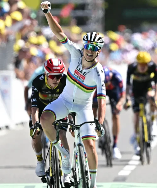 Tour de France: Tadej Pogacar trionfa a Mur de Bretagne e si riprende la maglia gialla