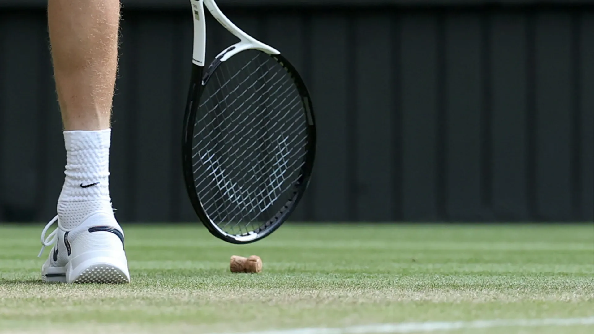 "Dovrebbero togliergli subito la bottiglia" ha commentato John McEnroe alla BBC
