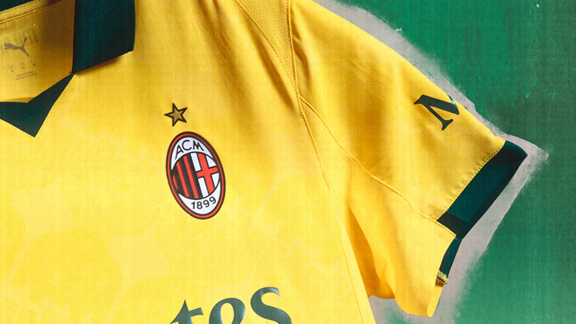 Presente una rivisitazione decisa del celebre monogramma ACM in una grafica all-over 