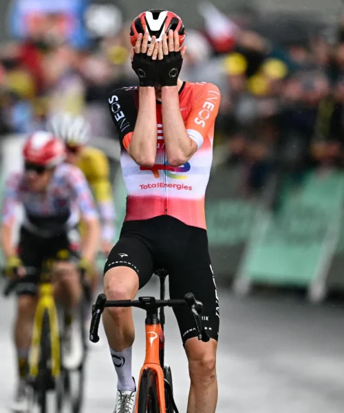 Thymen Arensman vince a La Plagne, Tadej Pogacar a un passo dal quarto Tour de France