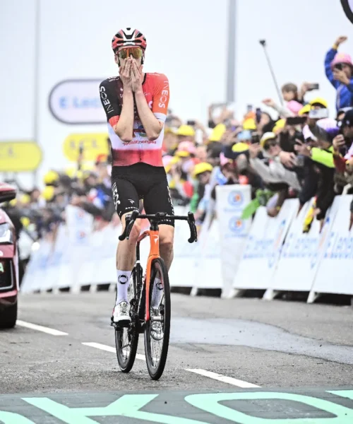 Tour de France: Thymen Arensman vince a Superbagneres, si ritira Remco Evenepoel
