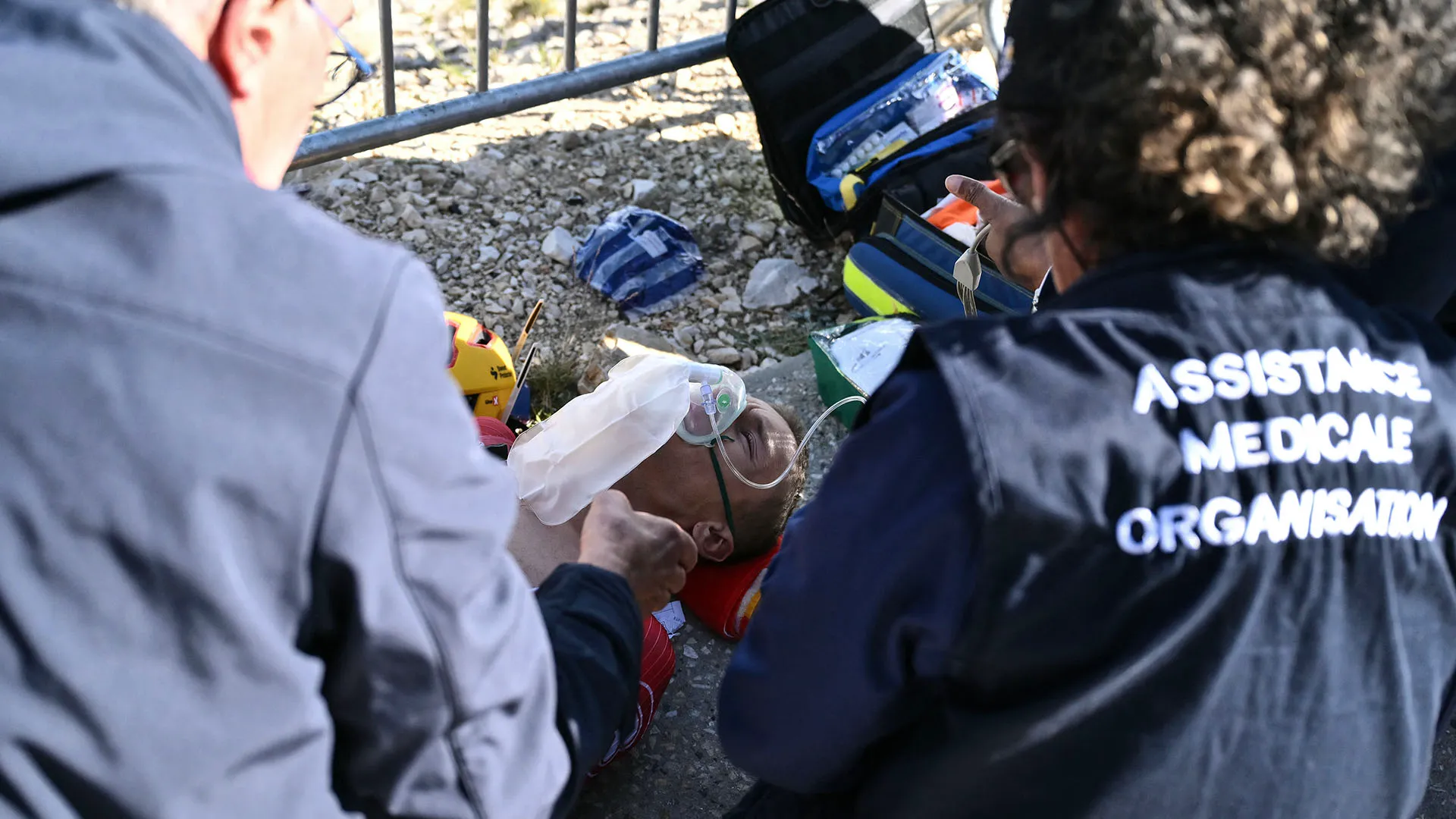 Si è toccato il petto e si è accasciato a terra dolorante

