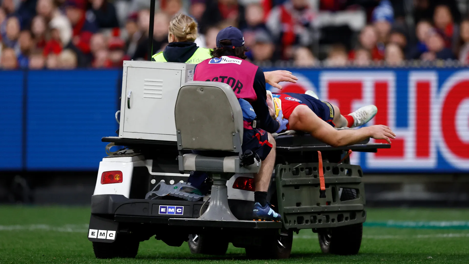 Il campione ha lasciato il campo a bordo dell'auto medica
