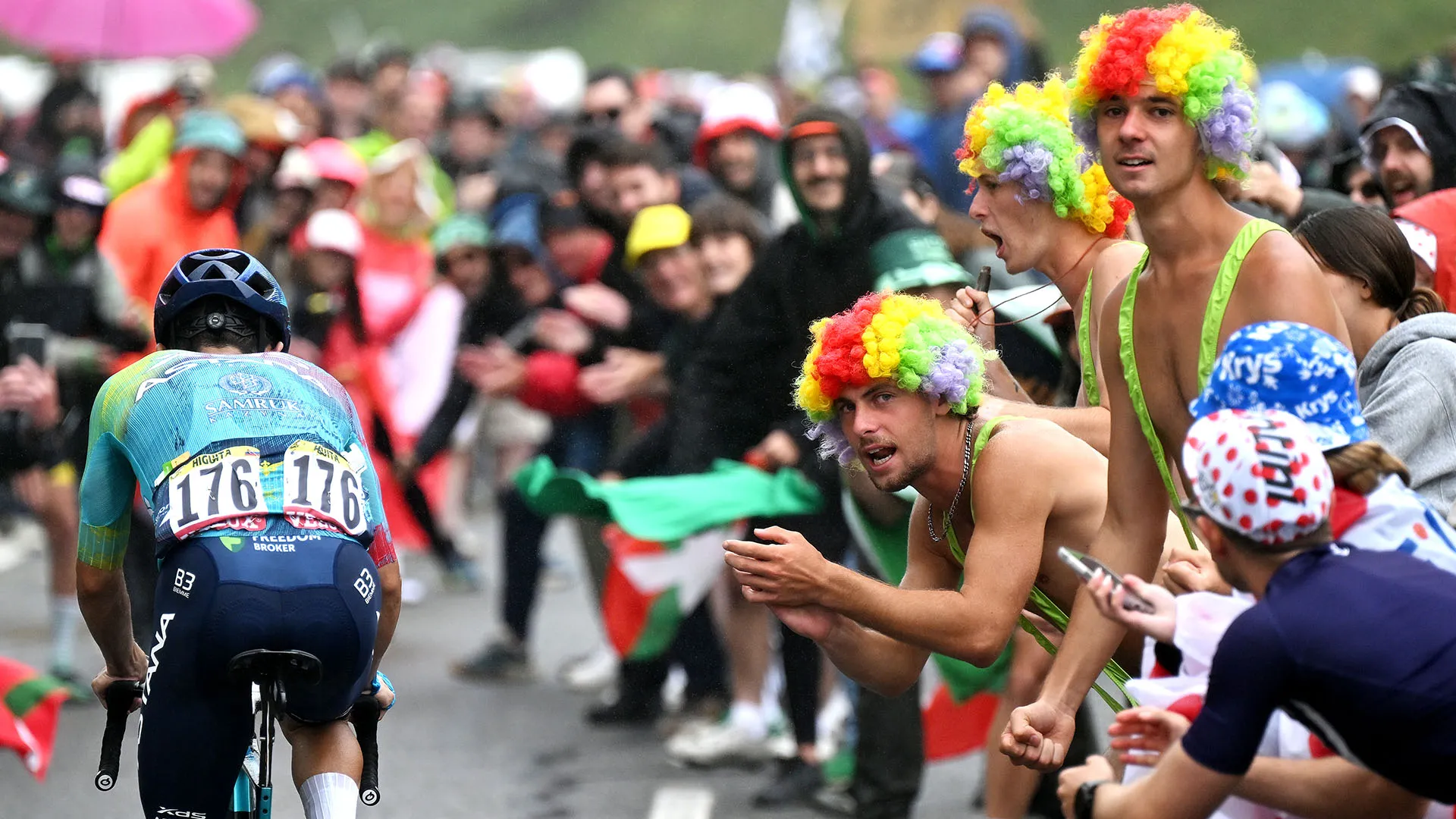 I tifosi danno la carica ai ciclisti durante le salite più insidiose