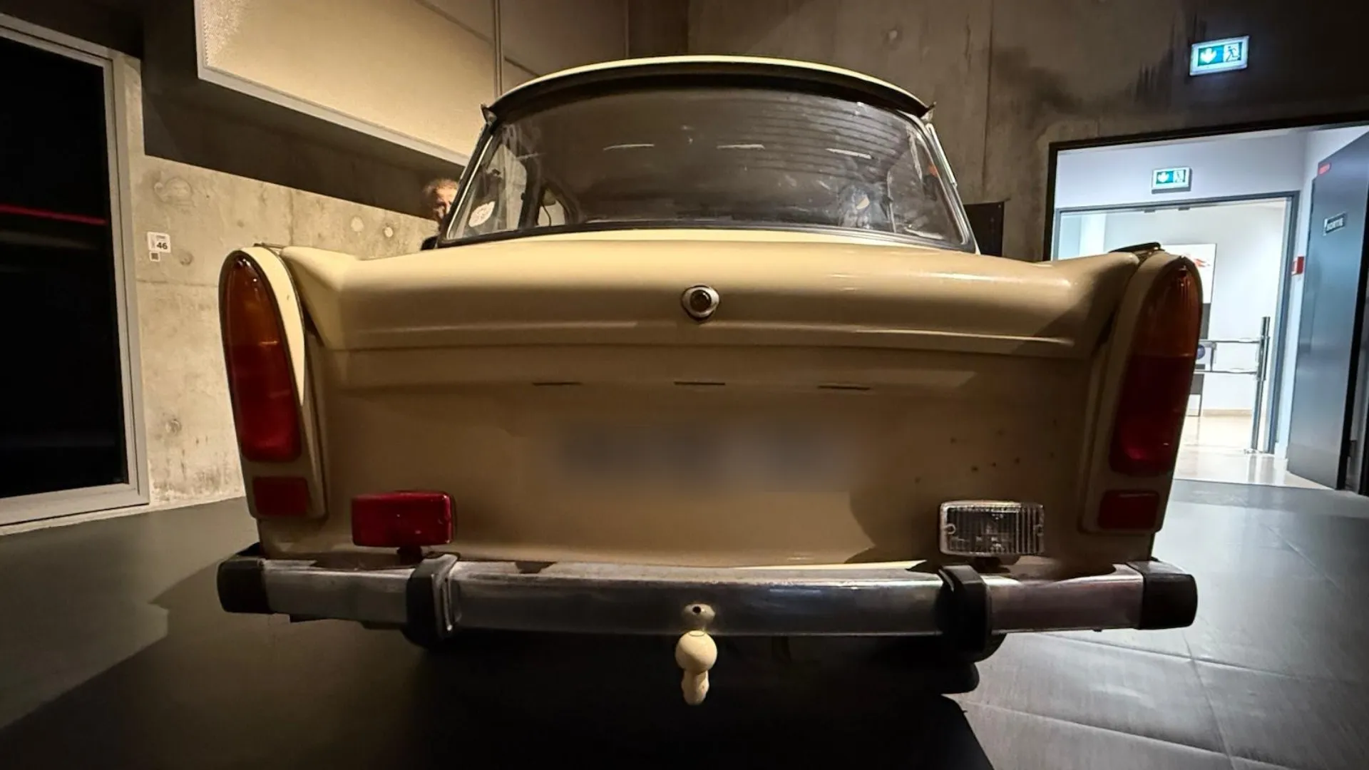 Questa scelta evitava l’uso dell’acciaio, troppo costoso per la DDR