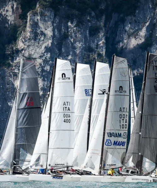 Vela, il Lago di Garda ospita i campioni della classe Formula 18