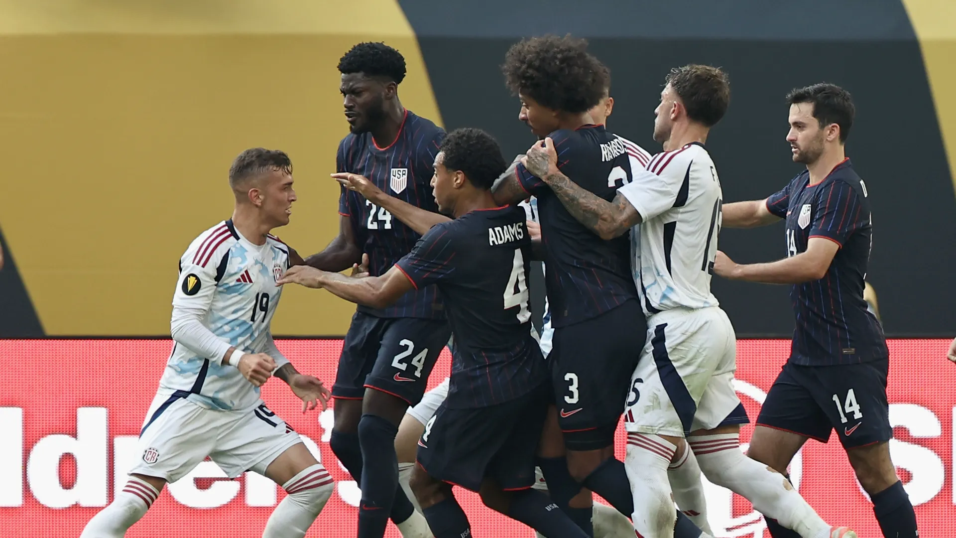 La situazione sarebbe degenerata senza l'intervento degli arbitri
