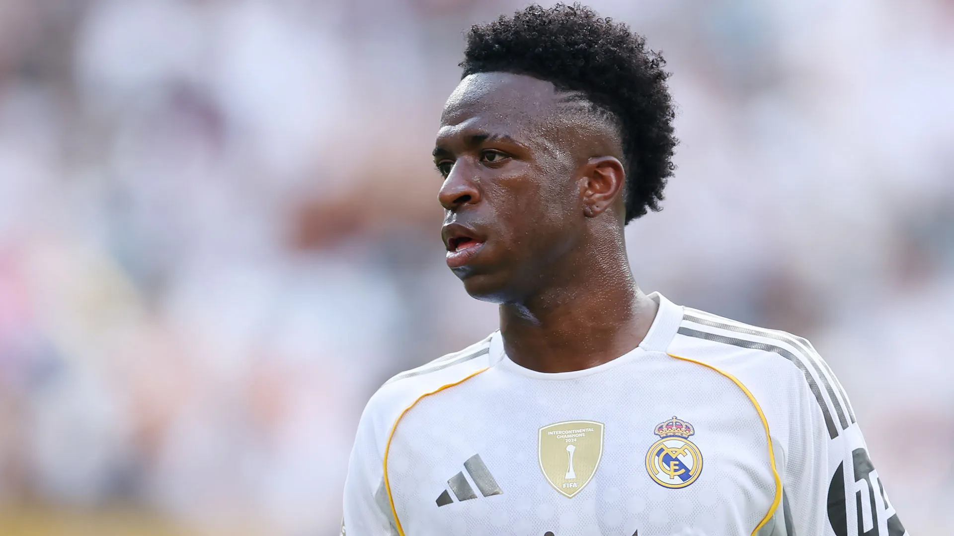 A Vinicius sarebbe stato invece proposto un contratto sontuoso da un miliardo di euro in cinque anni