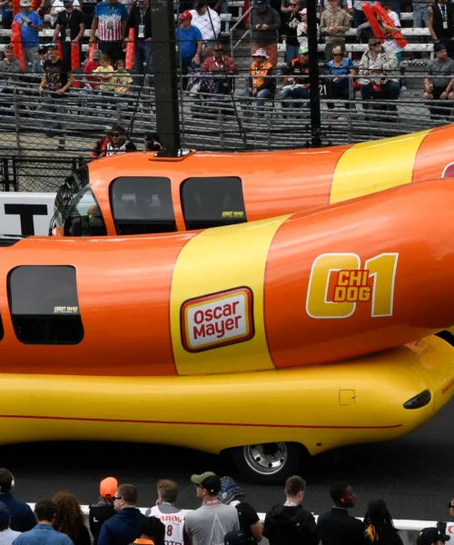Gara tra auto a forma di hot dog: è successo davvero, ecco le foto
