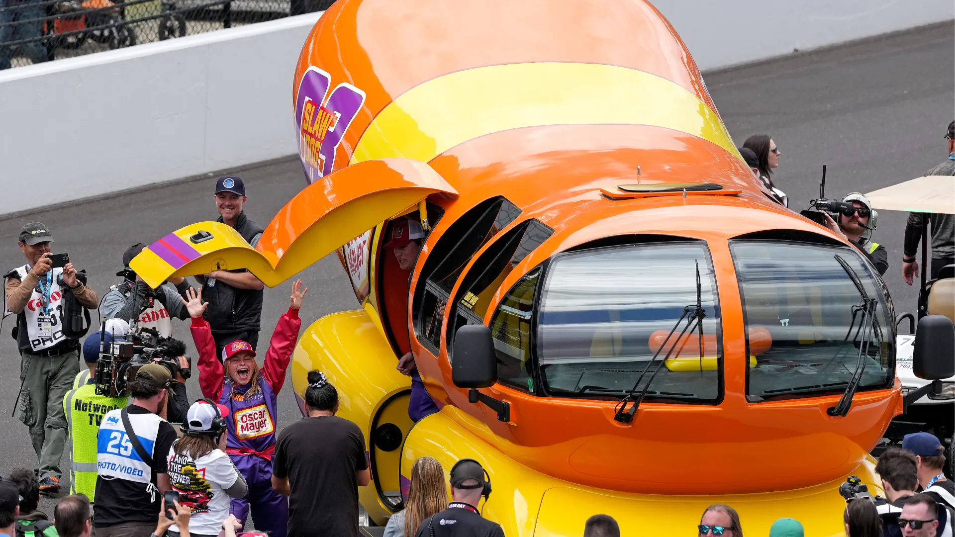 I veicoli si sfidano il venerdì che precede la corsa principale dell'Indianapolis 500
