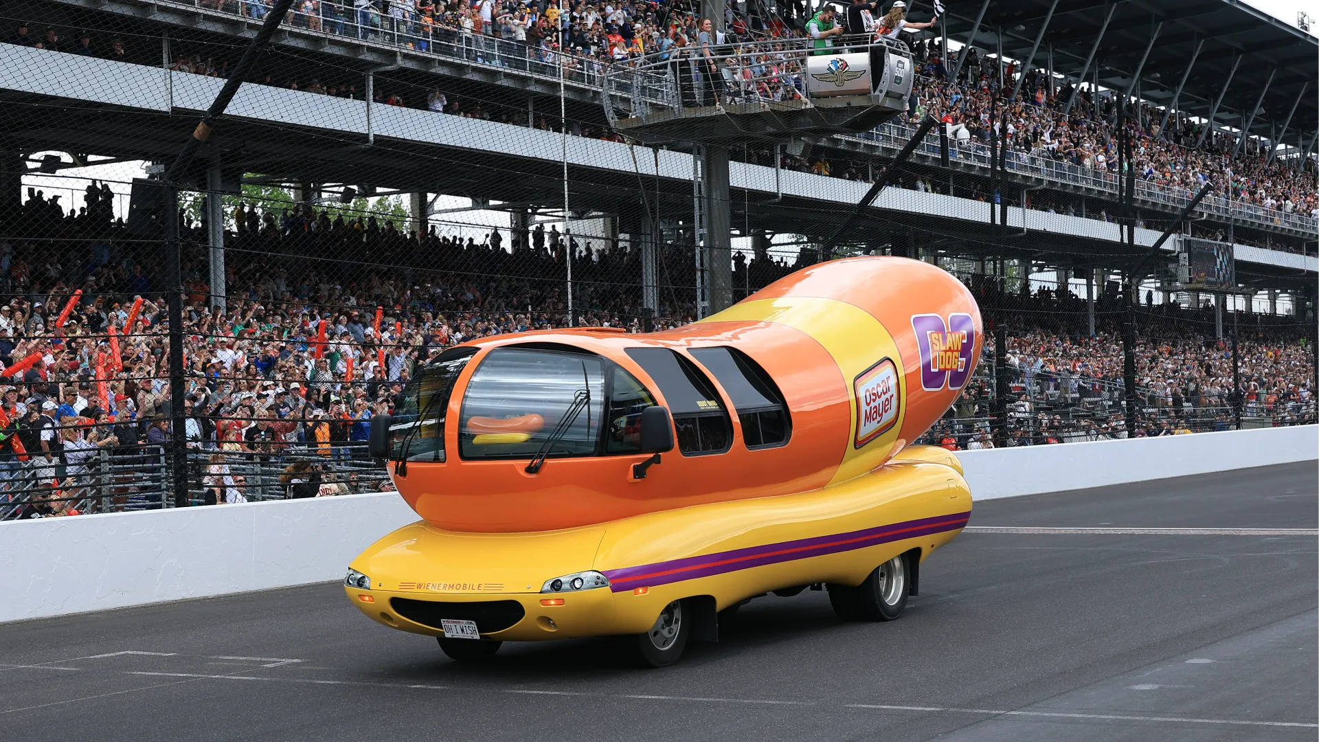 Si tratta di una corsa goliardica tra auto a forma di hot dog
