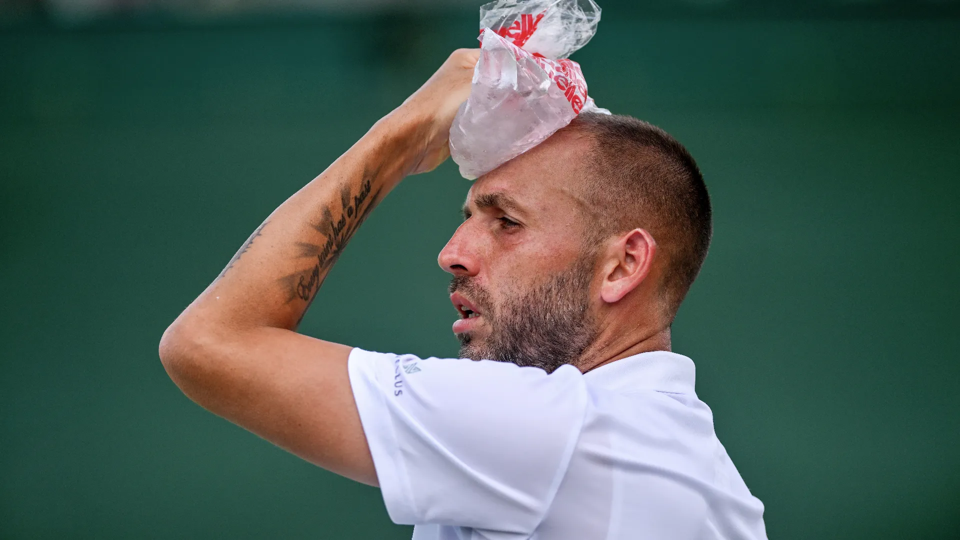 Molti tennisti nelle pause mettono delle borse di ghiaccio sulla testa
