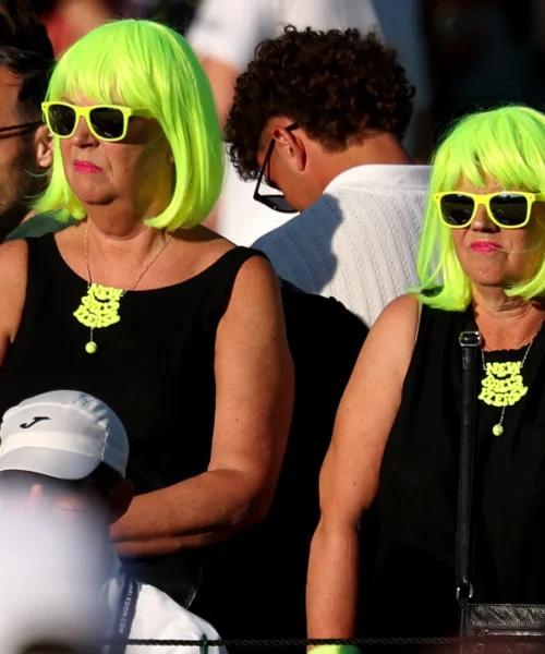 Due simpatiche tifose rubano la scena a Wimbledon: le immagini