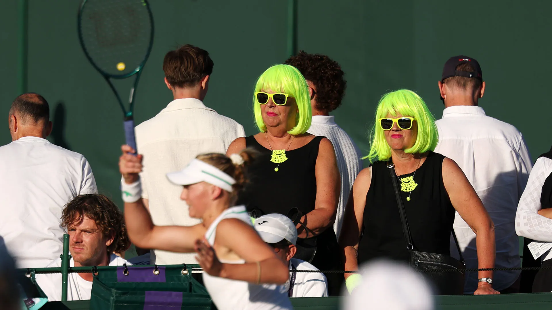 I fotografi sono stati rapiti dal look fluo delle due originalissime tifose