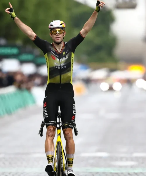 Wout Van Aert trionfa a Parigi staccando Tadej Pogacar che vince il suo quarto Tour de France