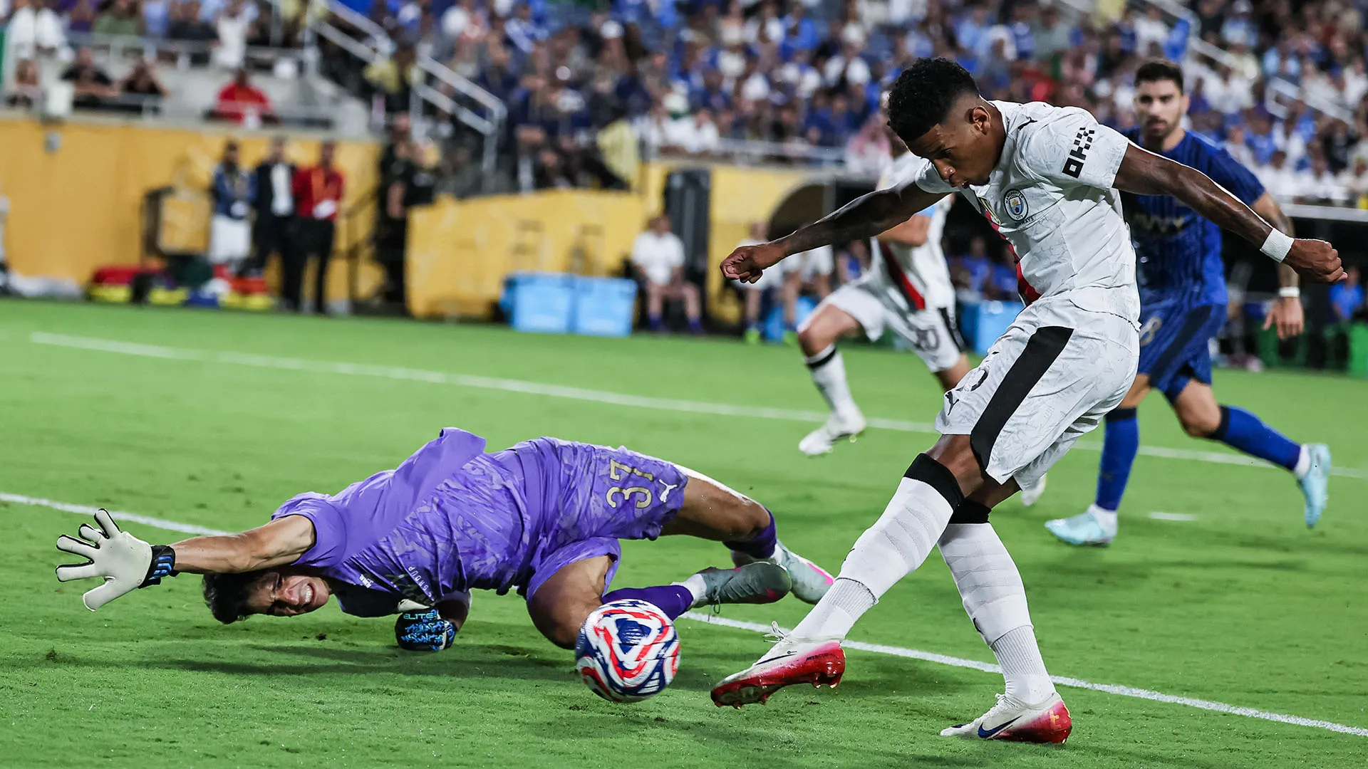 Con una mossa da ninja Bounou è riuscito a evitare il gol di Savinho
