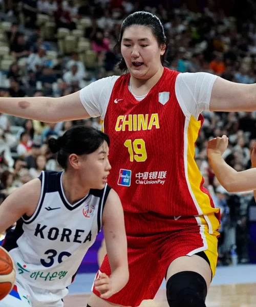 Coreane travolte: la gigantesca Zhang Ziyu fa paura sotto canestro. Foto