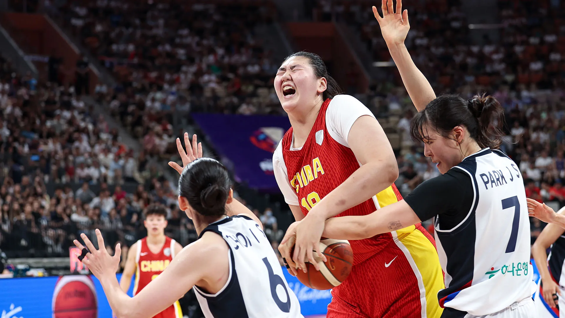E' figlia di due ex giocatori di basket: la madre è alta 198 centimetri, il padre 213 centimetri