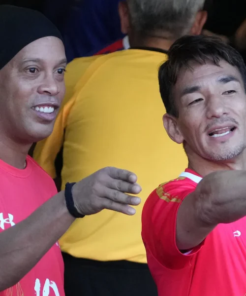 Ronaldinho e i grandi campioni del passato meravigliano Hiroshima: le foto