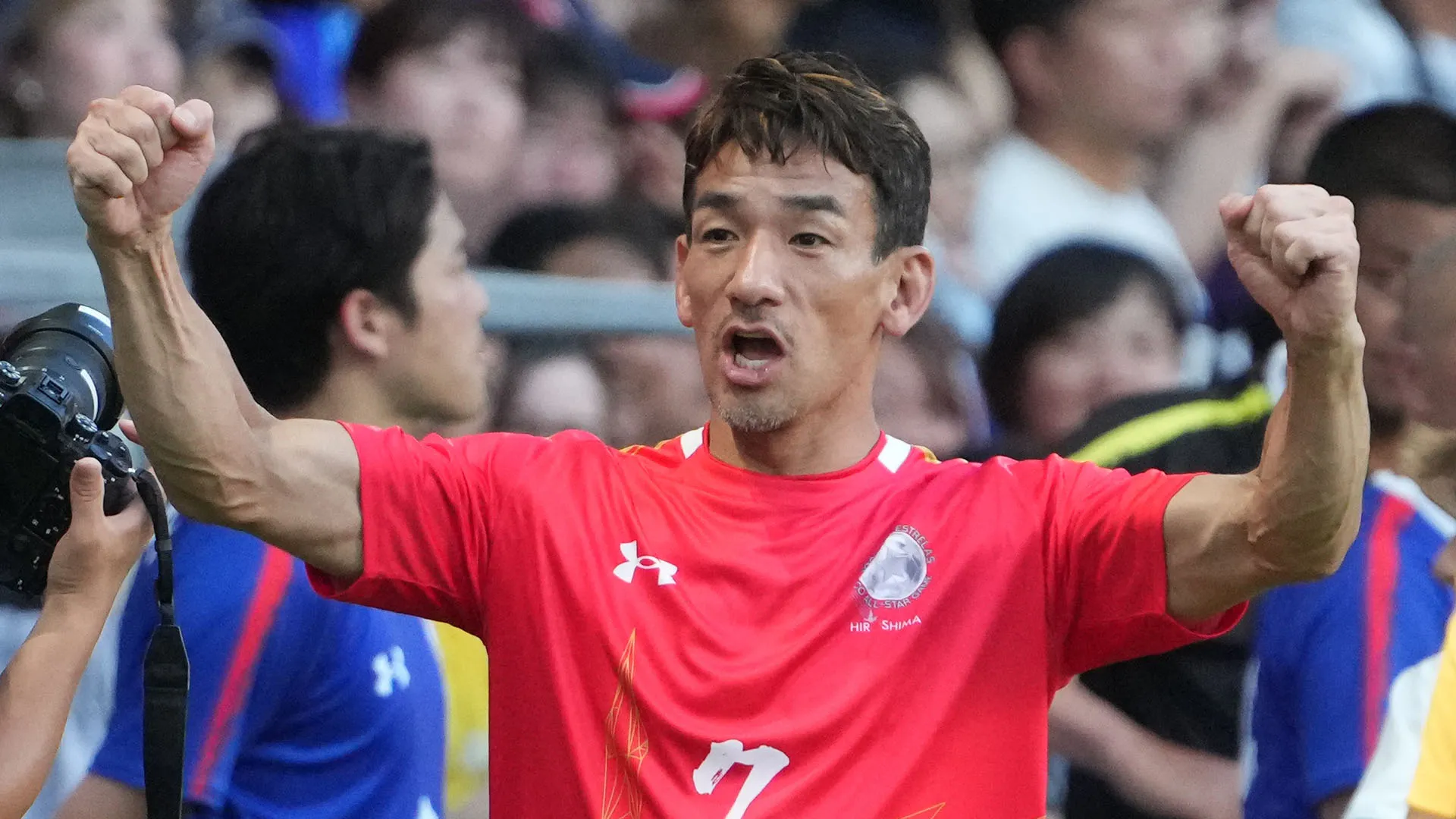 Hidetoshi Nakata esulta dopo la vittoria