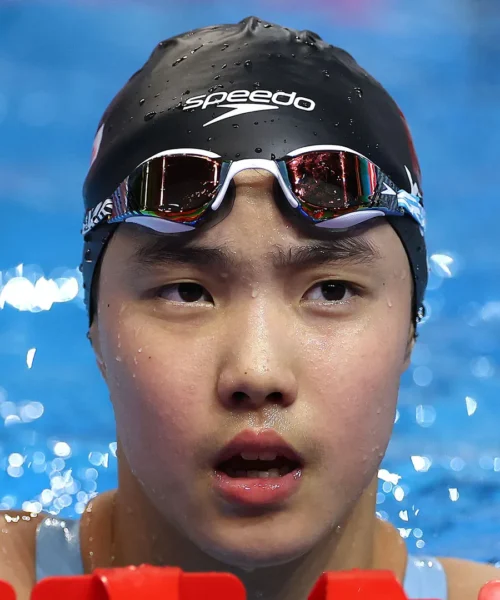 Il prodigio cinese di 12 anni batte gli adulti ai Mondiali di nuoto: foto