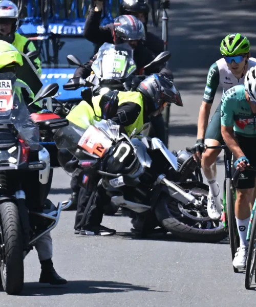 Le moto si scontrano durante la corsa di bici: le foto