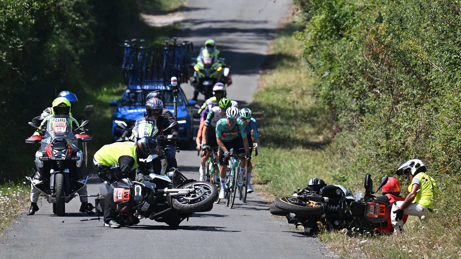 Durante la corsa, le moto di due assistenti si sono scontrate tra loro