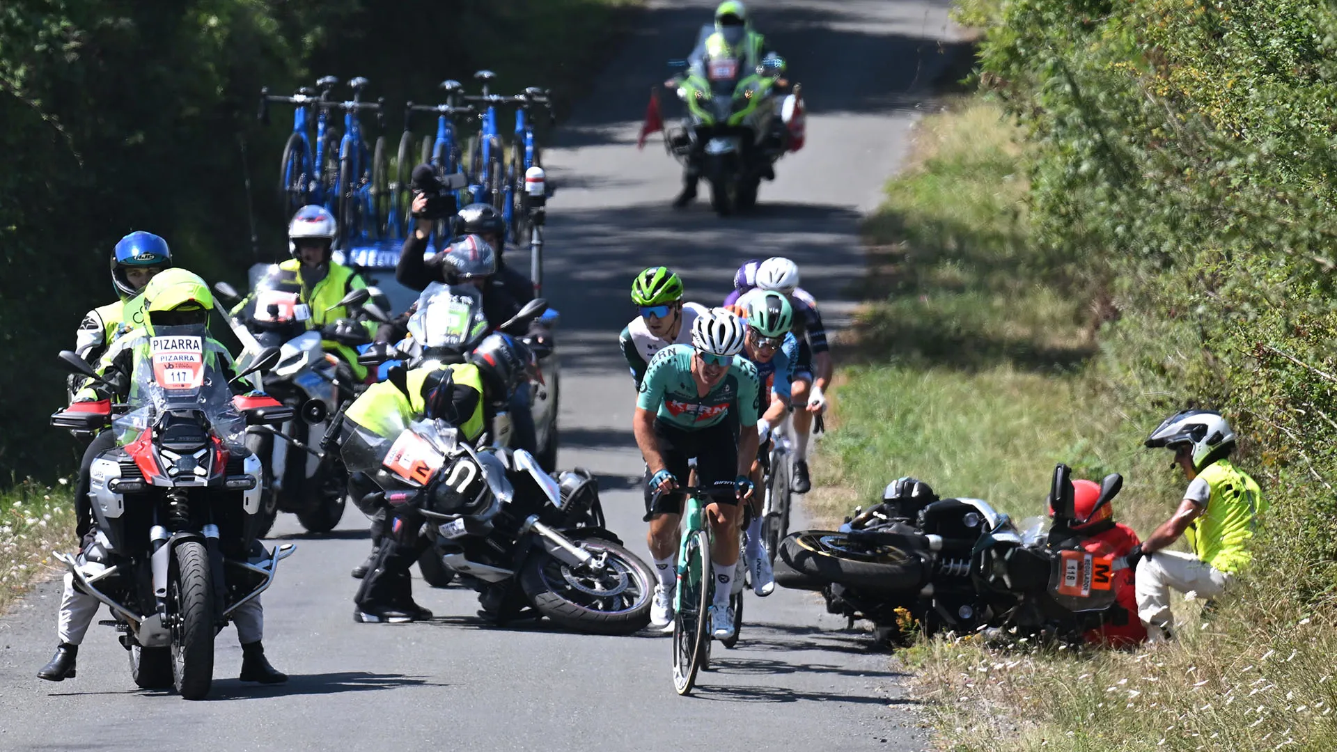 I ciclisti, immediatamente alle loro spalle, sono riusciti a passare senza riportare conseguenze