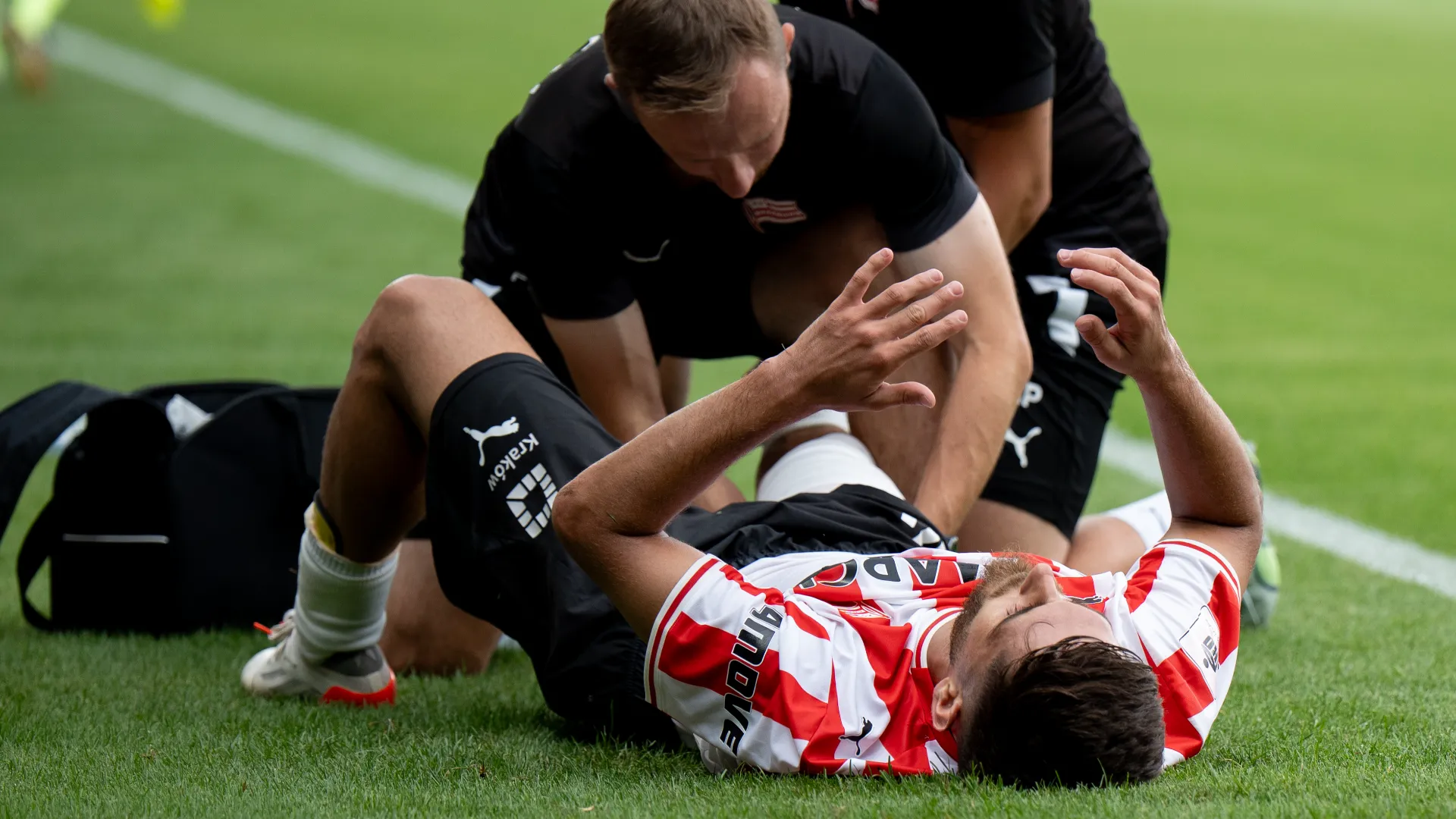 Il calciatore si è immediatamente accasciato a terra dal dolore
