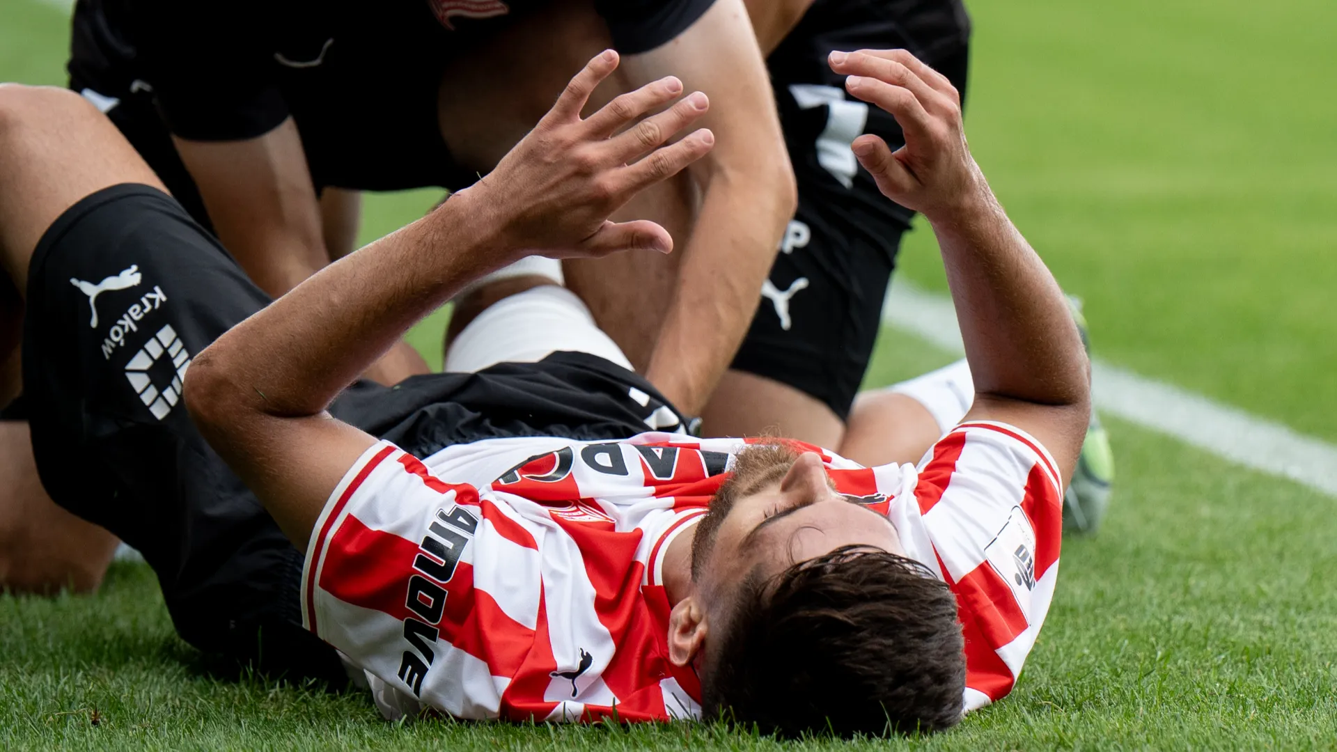 Il calciatore si è fatto male durante Cracovia-Lechia Gdansk
