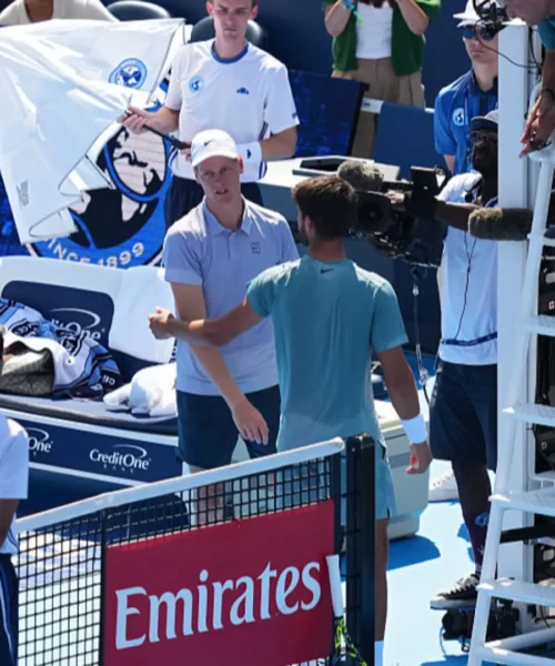 Carlos Alcaraz non festeggia la vittoria per ritiro di Jannik Sinner