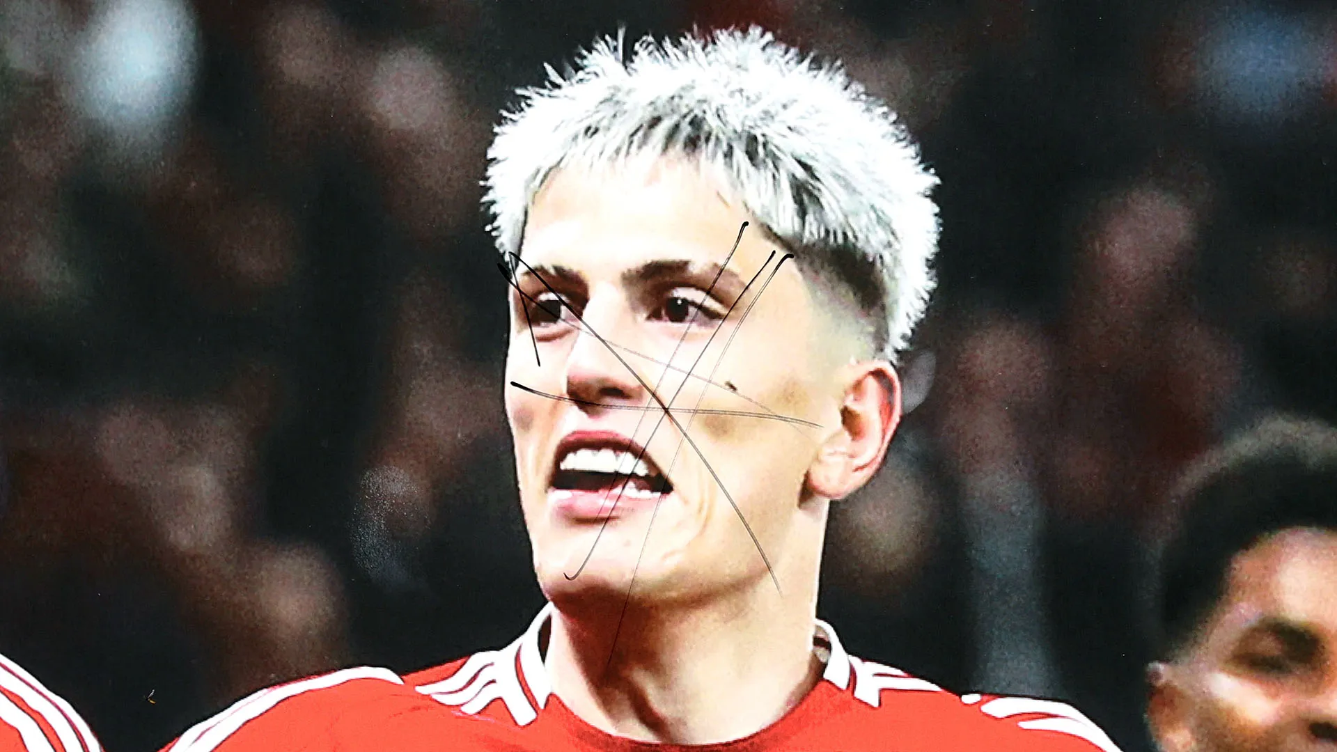 Intanto dei vandali hanno rovinato un poster presente all'esterno dell'Old Trafford