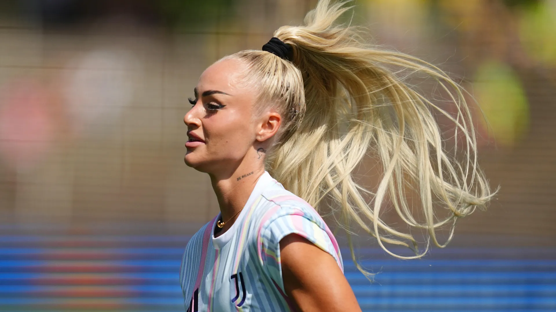 La calciatrice svizzera ha deciso di lasciare la Juventus e  di trasferirsi a Como