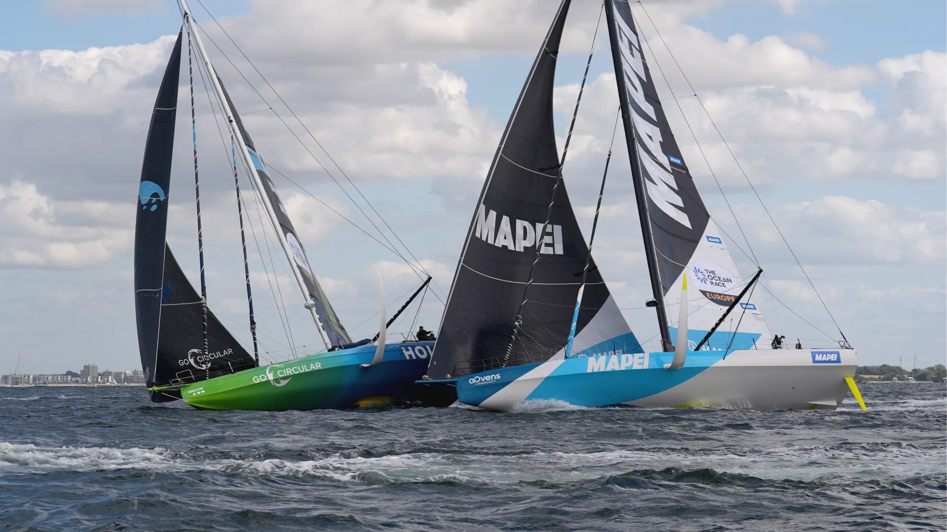 A pochi minuti dal via, le due imbarcazioni Team Holcim-PRB e Allagrande Mapei Racing si trovavano vicinissime in fase di accelerazione

