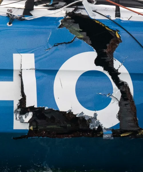 Incidente tra due barche, grande paura in mare: le foto