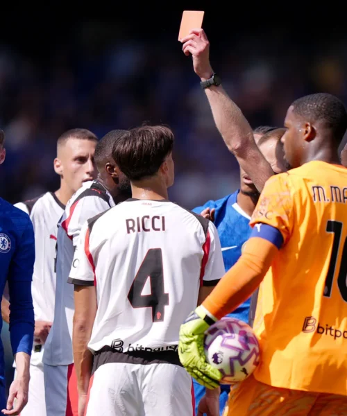 Autogol ed espulsione in 18 minuti: esordio da incubo per il giocatore del Milan. Foto