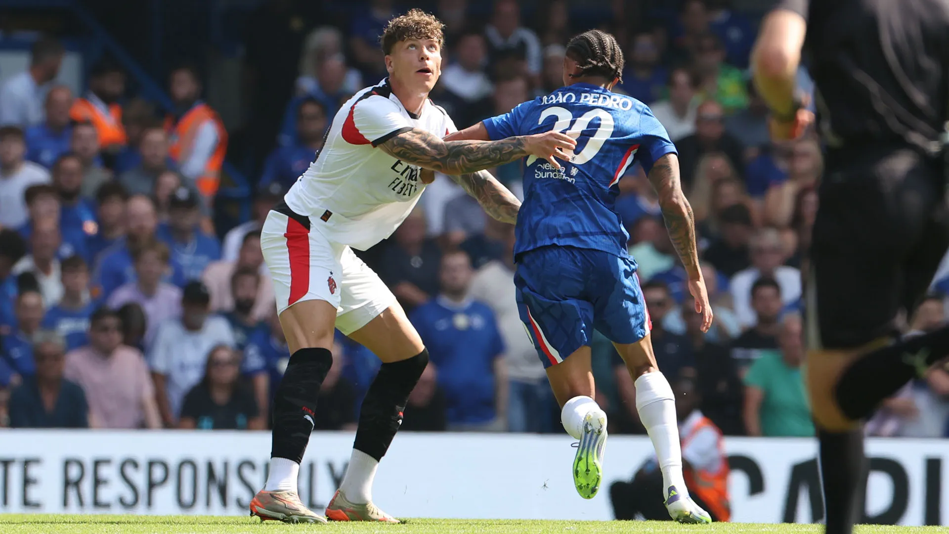 Il Chelsea ha raddoppiato poco dopo con Joao Pedro, e la situazione è precipitata per il Milan, che al 18' è rimasto in 10 uomini