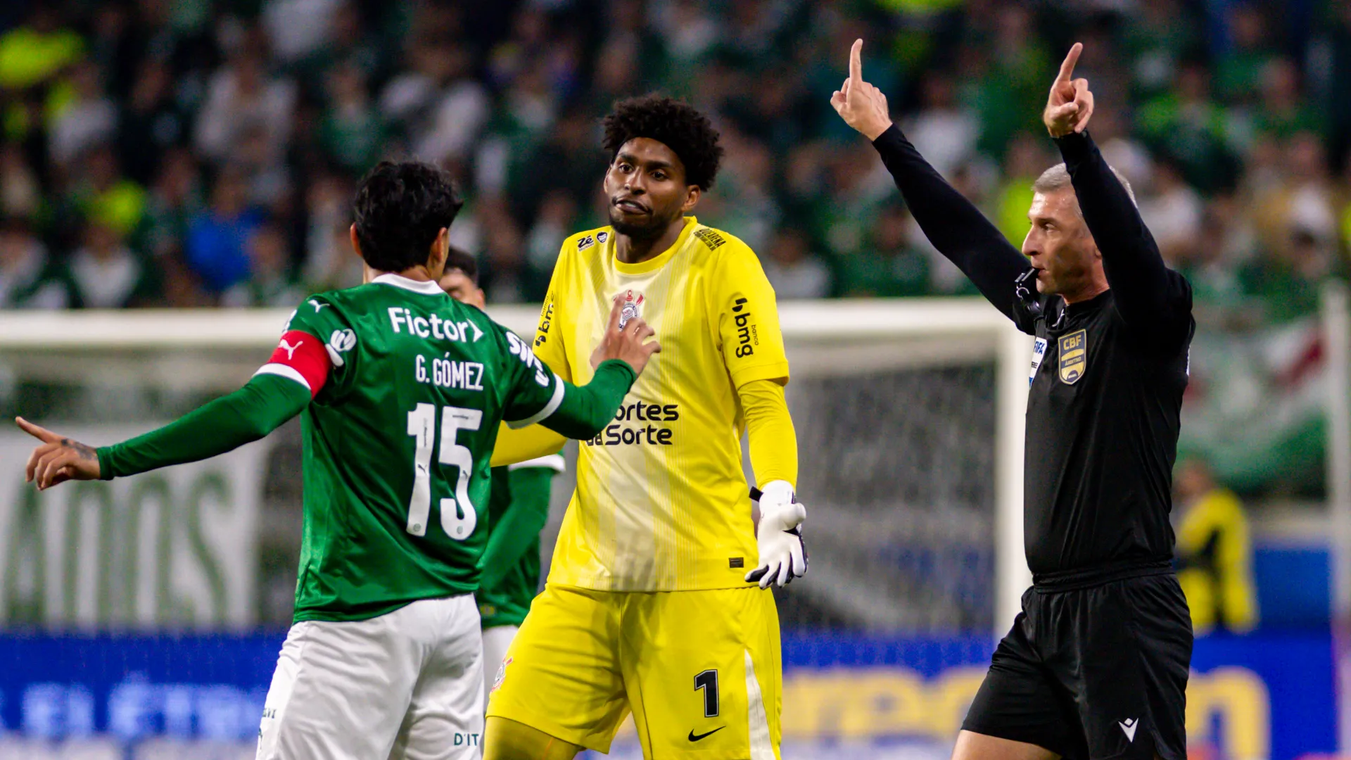 Anche il capitano Gustavo Gomez ha tentato di far cambiare idea all'arbitro ma non ci è riuscito