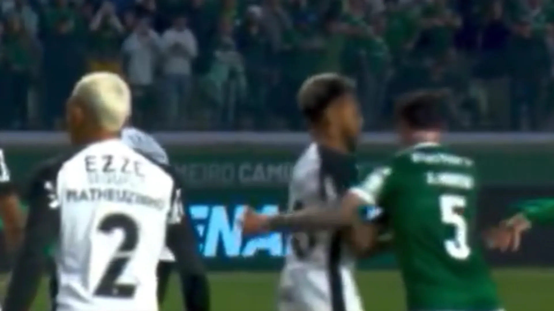 Anibal Moreno, a gioco fermo, ha tirato una testata a José Martínez
