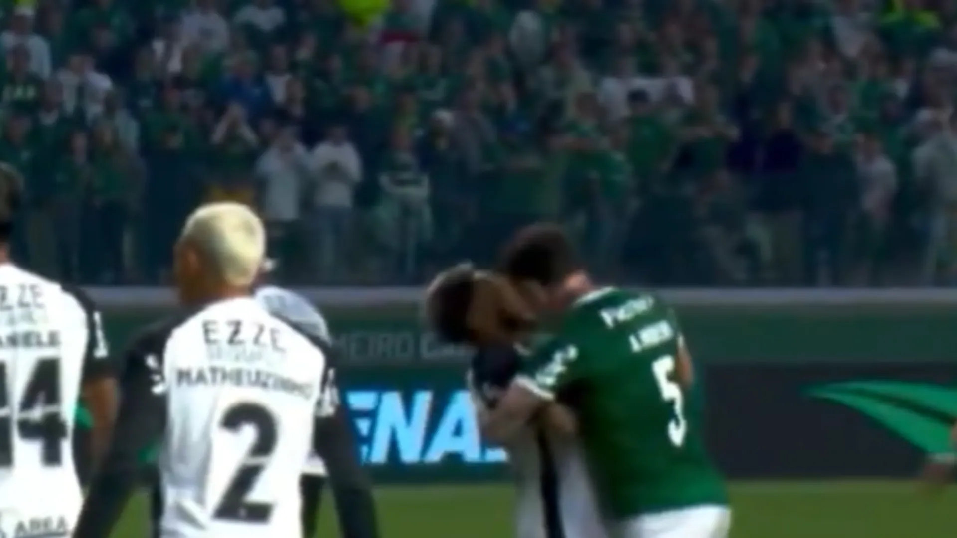 L'arbitro ha deciso di estrarre il cartellino rosso
