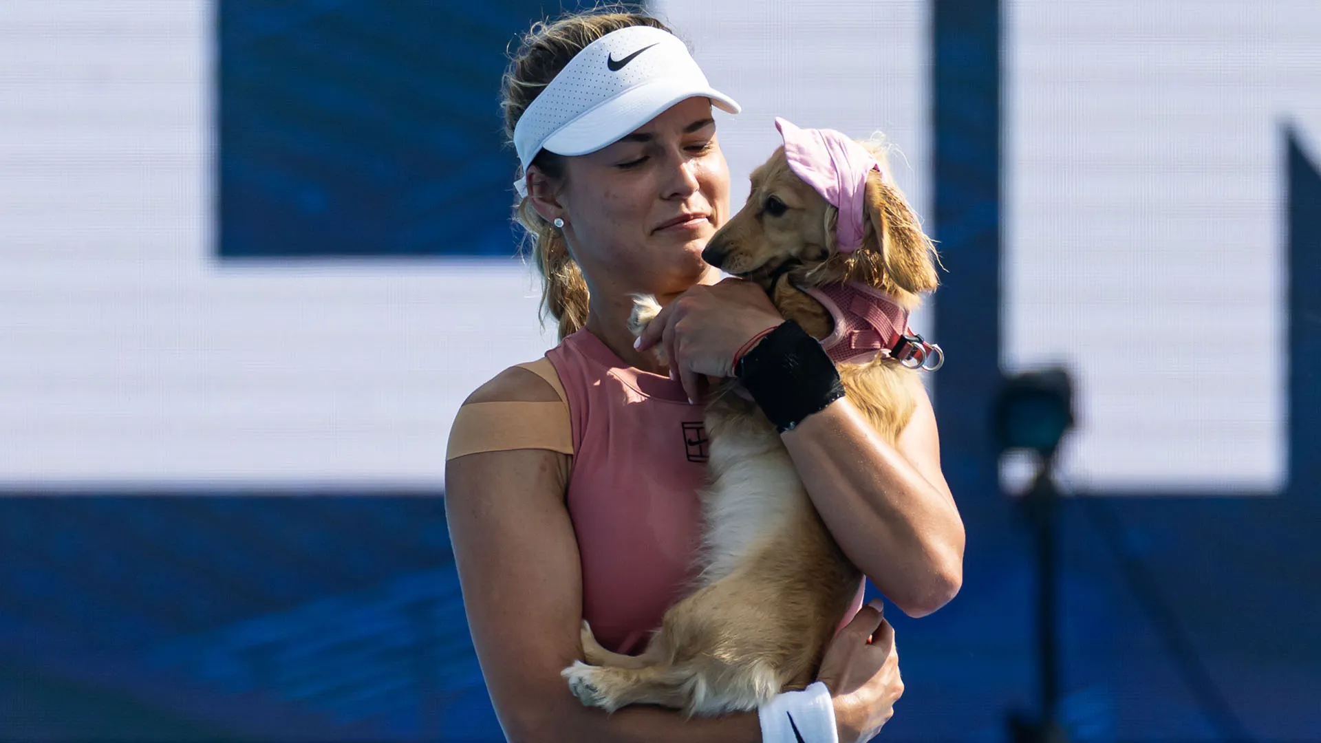 Durante i tornei non è però mai sola, ma è sempre accompagnata dalla sua cagnolina Bella
