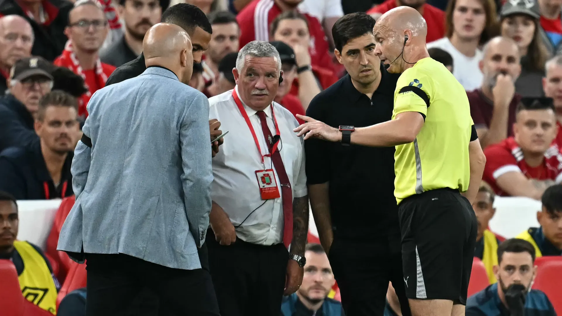 Anthony Taylor ha sospeso la partita per qualche minuto