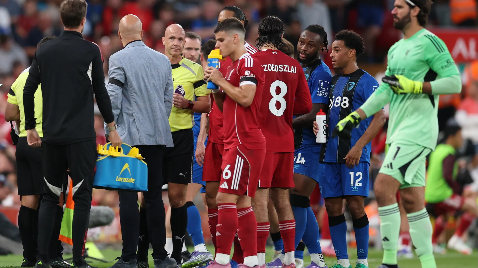 Scene davvero deplorevoli quelle viste durante il primo tempo di Liverpool-Bournemouth, partita di Premier League
