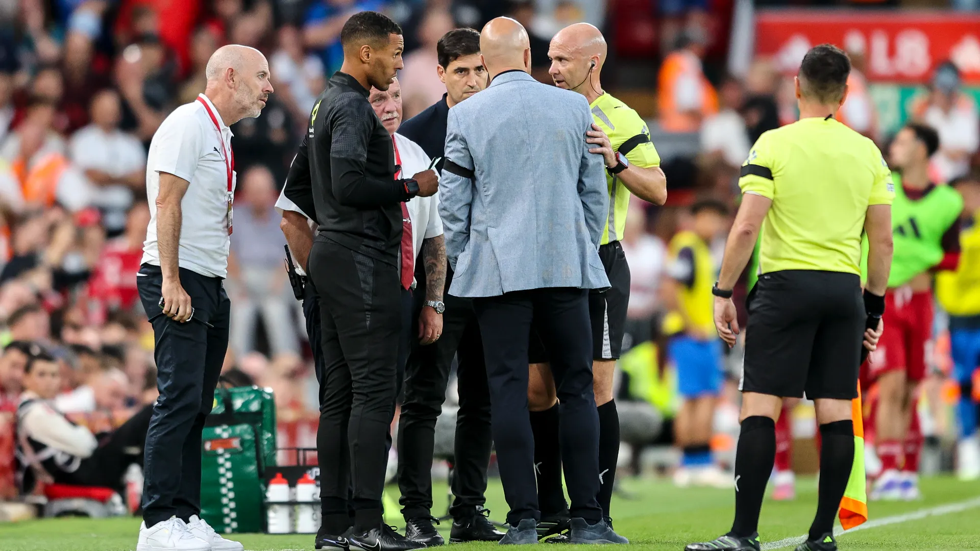Anthony Taylor ha avuto un lungo colloquio con i due allenatori