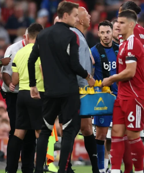 Vergogna a Liverpool, l’arbitro sospende la partita. Immagini